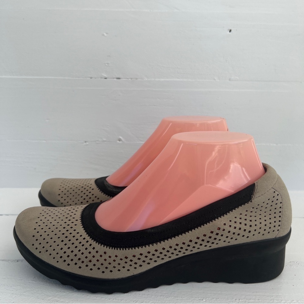 Cloudsteppers Clarks Tan Black Sandals Women's 9 M Wedges Soft Cushion Slip On
